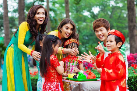 Cha mẹ cần dạy trước con cách cảm ơn khi nhận phong bao lì xì. (ảnh minh họa)
