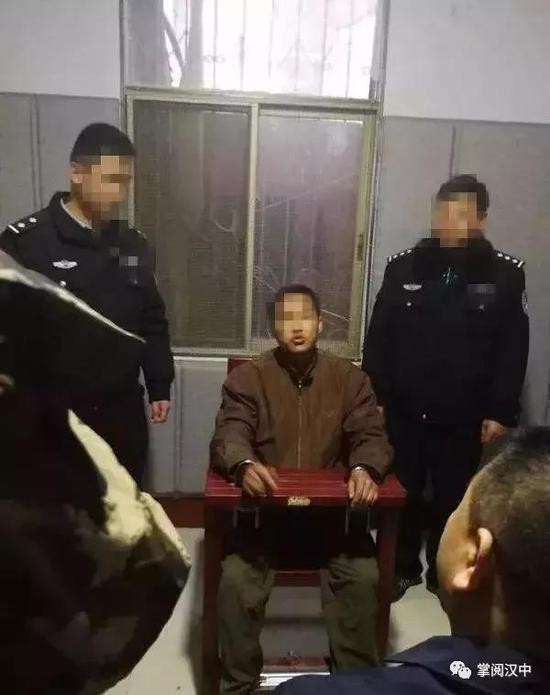 Trương Khấu Khấu bị chất vấn tại trụ sở cảnh sát.