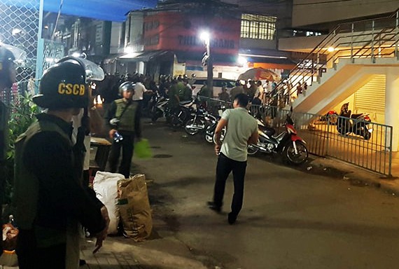 Cảnh sát bao vây khu vực, bắt các nghi can gây vụ ẩu đả. Ảnh: Ng.Nguyễn.