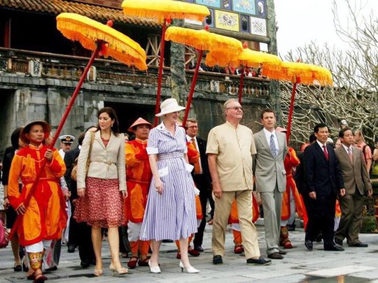 Nữ hoàng Đan Mạch Margrethe và Hoàng thân Henrik thăm Việt Nam năm 2003