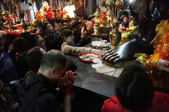  Sờ ch&acirc;n tượng ở Đền Qu&aacute;n Th&aacute;nh (H&agrave; Nội) 