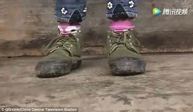 Đôi giày bé gái này đã đi trong 8 năm trời.