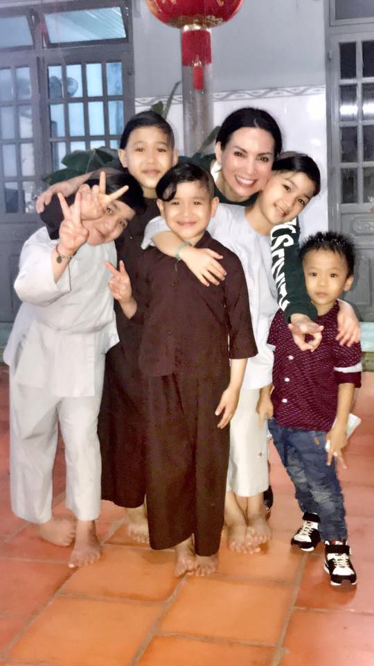 Phi Nhung v&agrave; c&aacute;c con nu&ocirc;i.