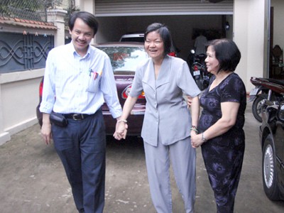 
Tiến sỹ, bác sỹ Phạm Tỵ (bìa trái) trong lần thăm lại gia đình nguyên Thủ tướng Phan Văn Khải.
