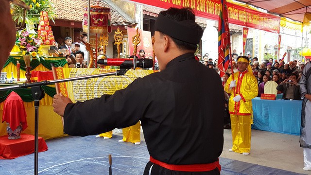 Lời tuyên thệ được một nông dân trong làng đọc vang lên đầy uy nghiêm trong lễ Minh Thề. Ảnh: Thu Hằng