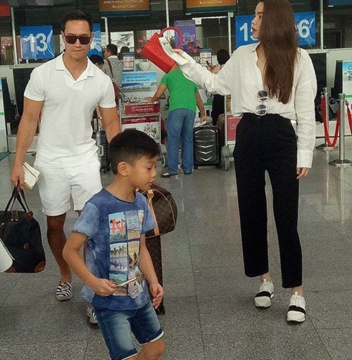 Kim Lý hộ tống mẹ con Hồ Ngọc Hà ở sân bay.