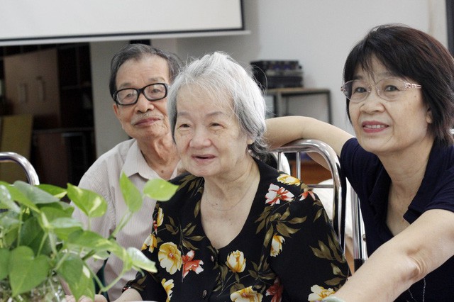 Nhà biên kịch Nguyễn Thị Hồng Ngát (bìa phải) cùng các thành viên Hội Điện ảnh Việt Nam tới thăm các nghệ sĩ tại viện dưỡng lão năm 2016. Trong ảnh là NSND Tuệ Minh (giữa) - Ảnh: Tuổi Trẻ