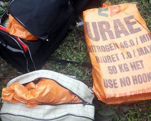 
Các túi đựng ma túy bị vứt xuống đường nhầm tẩu tán
