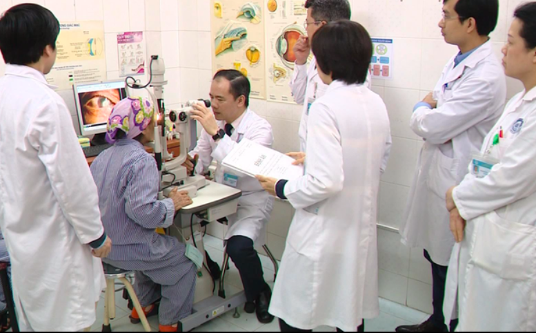 Các bác sĩ hội chẩn bệnh nhân trước khi ghép giác mạc. Ảnh: VTV