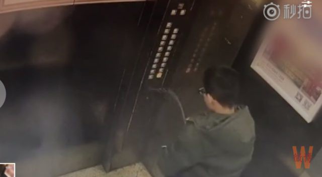 
Cậu b&eacute; tiểu bậy trong thang m&aacute;y.
