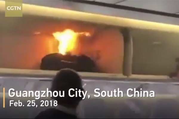 
Cảnh h&agrave;nh l&yacute; bị ch&aacute;y tr&ecirc;n m&aacute;y bay.
