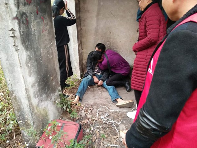 
Người mẹ kh&oacute;c ngất khi gặp được con trai.
