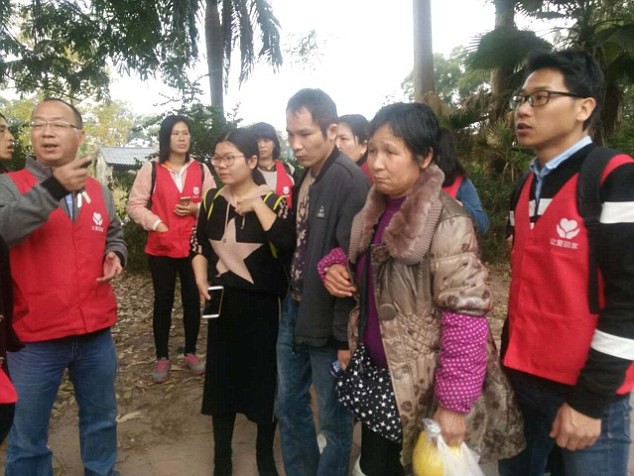 
Người mẹ gi&agrave; qu&aacute; hạnh ph&uacute;c khi gặp được con trai.
