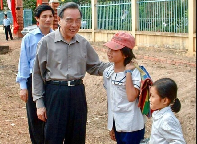 
Nguyên Thủ tướng Phan Văn Khải trong một chuyến đi thăm học sinh xã Phú Hòa Đông, huyện Củ Chi, TP HCM. Ảnh: Đức Hiển
