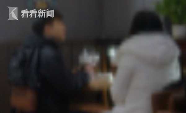 Nạn nh&acirc;n (&aacute;o trắng) giải th&iacute;ch lại nguy&ecirc;n nh&acirc;n vụ việc.