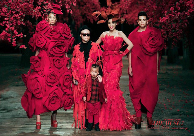 Cô càn quét nhiều sân khấu thời trang lớn với vị trí verdette và thần thái tự tin, chuyên nghiệp không hề thua kém bất cứ người mẫu nổi tiếng nào.