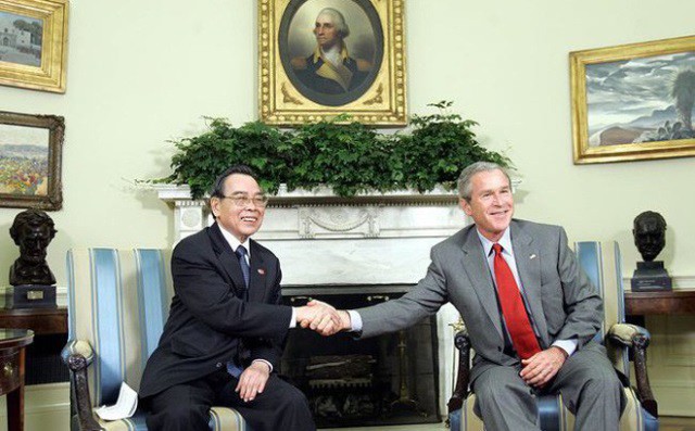 
Nguyên Thủ tướng Phan Văn Khải gặp gỡ cựu TT Mỹ Bush trong chuyến thăm hồi năm 2005. Ảnh: AP.
