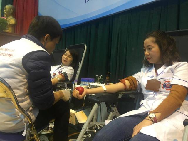 Các bác sĩ Bệnh viện K hiến máu tình nguyện. Ảnh: PV