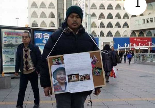 
Bố bé Nhật Linh phải nghỉ việc để đi xin chữ ký đòi công lý cho con gái.
