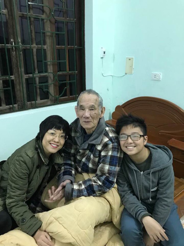 
MC Thảo Vân chụp cùng cha trong dịp Tết vừa qua.
