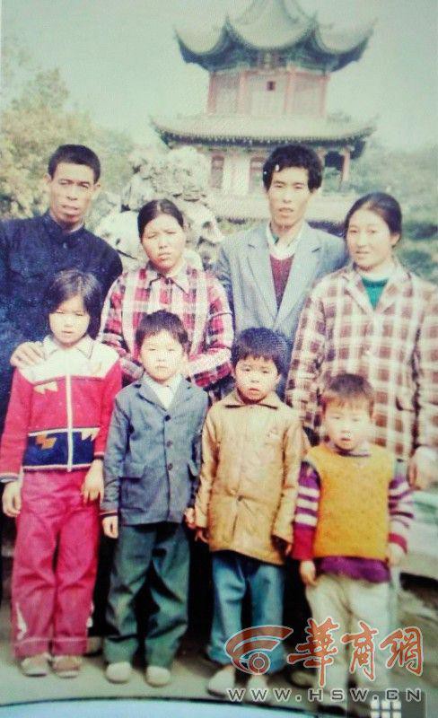 Ảnh chụp gia đ&igrave;nh Trương Th&aacute;i H&agrave; trước khi con trai mất t&iacute;ch.