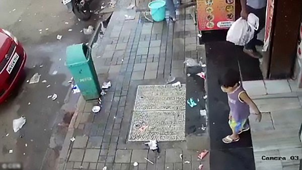 Bé gái chơi đùa một mình bên ngoài cửa hàng trước khi bị bắt cóc.