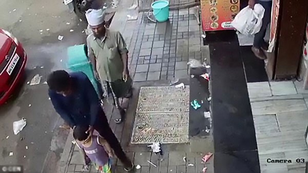 Tên bắt cóc vô tư bế bé gái đi ngay trước cửa hàng của nhà em bé.