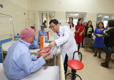 
Tập thể Quỹ Vì Tầm Vóc Việt và Quỹ Hỗ trợ bệnh nhân ung thư – Ngày mai tươi sáng chứng kiến tại Lễ trao tặng.
