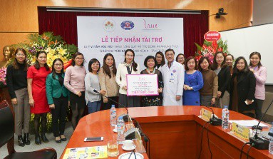 
Tập thể Quỹ Vì Tầm Vóc Việt và Quỹ Hỗ trợ bệnh nhân ung thư – Ngày mai tươi sáng chứng kiến tại Lễ trao tặng.
