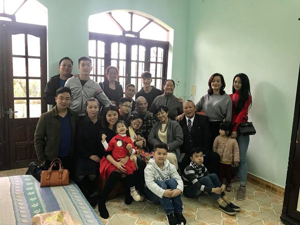 
MC Thảo Vân chia sẻ ảnh đại gia đình khi cha còn sống. Ảnh được chụp vào dịp Tết nguyên đán vừa qua.
