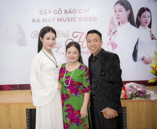 
Hoa Trần chụp ảnh cùng chồng là ca sĩ Việt Hoàn và mẹ đẻ trong buổi ra mắt MV Chiều phủ Tây Hồ.
