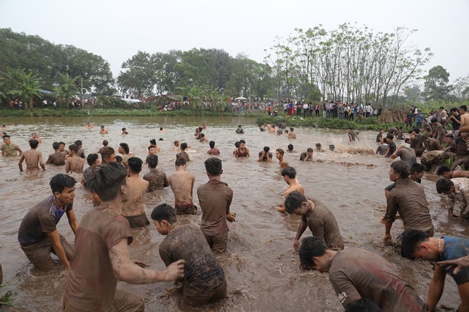Ngay sau khi cướp phết xong, hàng trăm thanh niên đã tràn xuống ao cá để tắm rửa