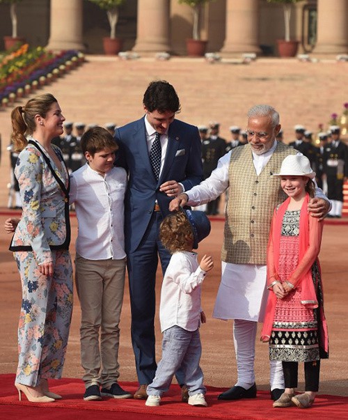 Cậu bé tỏ ra không mấy hào hứng dù gia đình Trudeau được Thủ tướng Narendra Modi tiếp đón tại Cung điện Tổng thống ở New Delhi hôm 23/2.