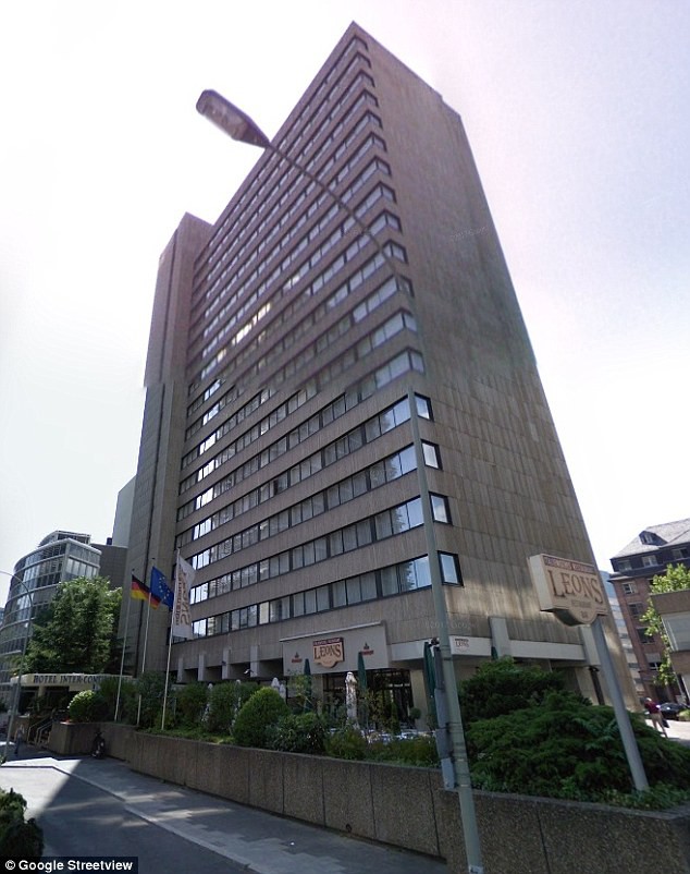 Hoàng tử Đức nhảy lầu từ tầng 21 của khách sạn Intercontinental ở Frankfurt.