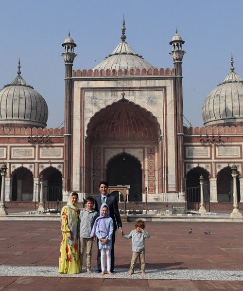Việc chụp một bức ảnh nghiêm túc cùng gia đình tại Jama Masjid, một trong những thánh đường lớn nhất Ấn Độ ở New Delhi, dường như là việc bất khả thi với Hadrien.