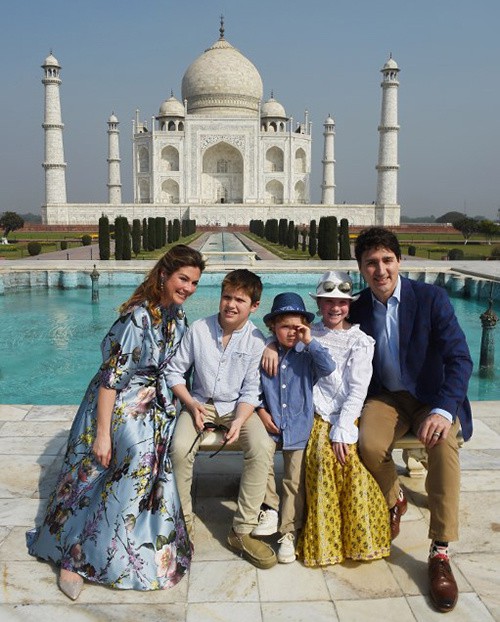Gia đình thủ tướng Canada chụp ảnh trước đền Taj Mahal ở Agra. Ông Trudeau trở thành thủ tướng trẻ thứ nhì trong lịch sử Canada sau khi thắng cử vào tháng 11/2015. Ông xây dựng hình ảnh một lãnh đạo trẻ bình dị, gần gũi và hài hước.