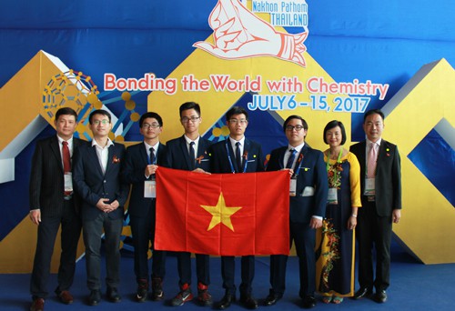 Đinh Quang Hiếu (thứ tư từ phải sang) trong lần thứ hai giành huy chương vàng ở đấu trường Olympic Hóa học quốc tế. Ảnh: NVCC