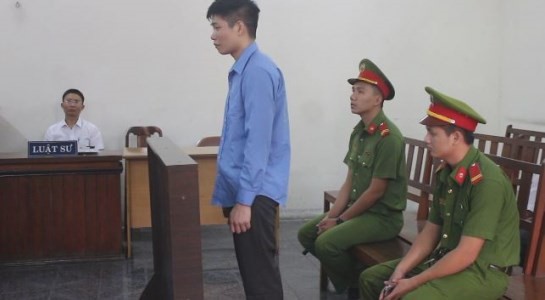 Sơn đứng nghe VKS đề nghị mức án. Ảnh: CTV