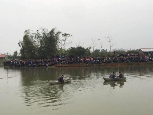 Chiếc ao xảy vụ việc đau lòng rộng lớn, sâu và là nơi canh tác của người thân trong gia đình các nạn nhân và ngay cạnh nơi tổ chức đám cỗ.