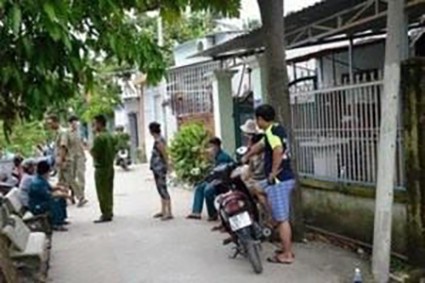 C&ocirc;ng an phong tỏa kh&aacute;m nghiệm hiện trường. Ảnh : M.T