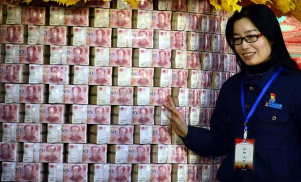 Cả bức tường tiền mặt được xếp ngay ngắn để thưởng cho nh&acirc;n vi&ecirc;n. Ảnh: SCMP