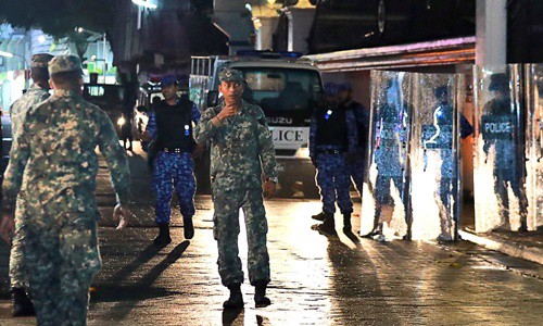 Lực lượng an ninh Maldives tuần tra trên đường phố thủ đô Male hôm 5/2. Ảnh: AP.