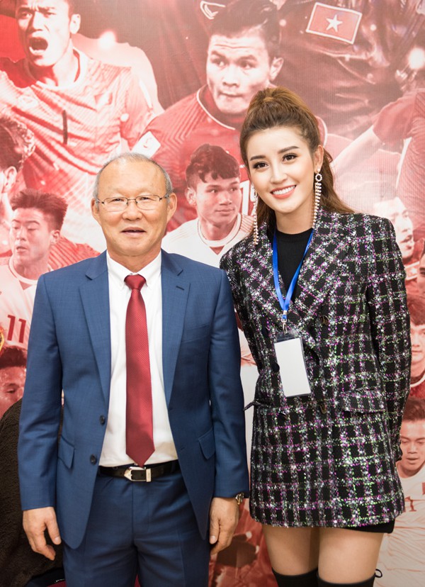 
Người đẹp Hà thành chụp hình cùng HLV Park Hang-seo.
