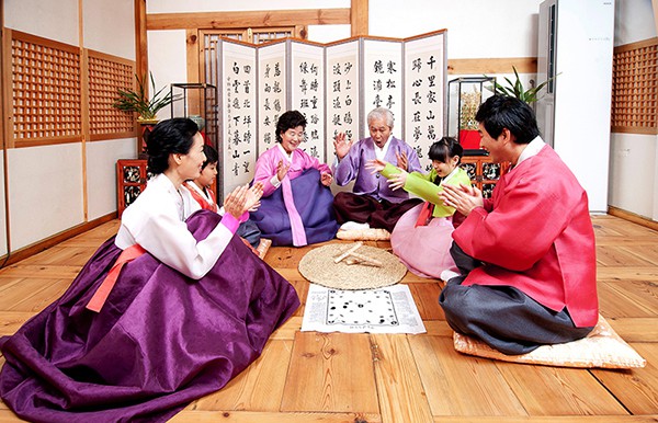 
Người Hàn Quốc trong một nghi thức đón năm mới.

