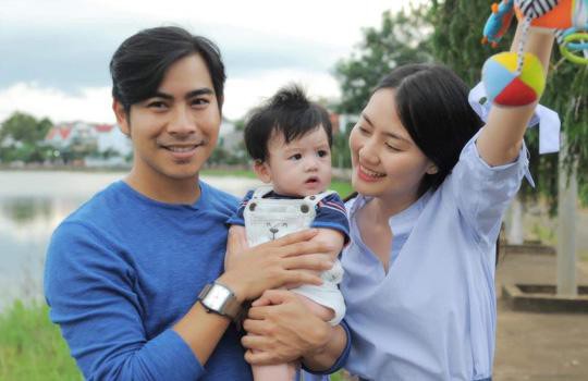 Vợ chồng diễn viên Thanh Bình - Ngọc Lan và con trai.