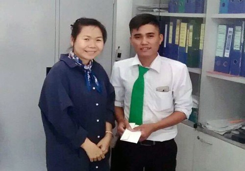 
T&agrave;i xế taxi v&agrave; nữ h&agrave;nh kh&aacute;ch. Ảnh: Tin Tin.
