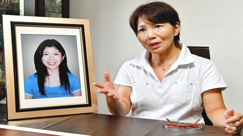 Fumiko Isogai b&ecirc;n cạnh di ảnh của con g&aacute;i. Ảnh: Tribunnews.