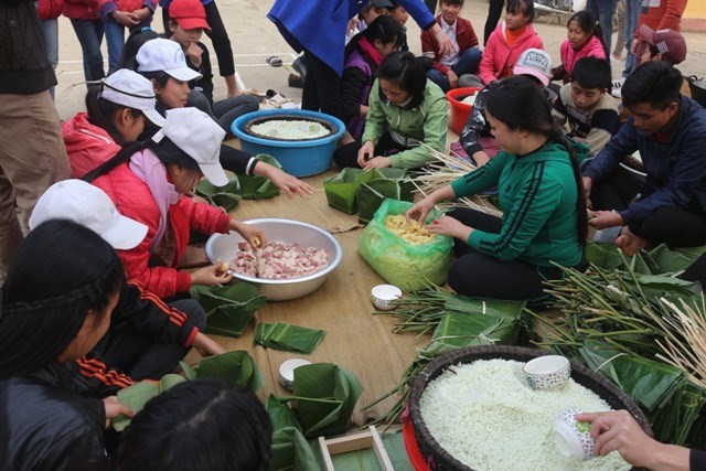 Thầy trò cùng gói bánh chưng đón Tết. Ảnh: Giáo Dục Thời Đại.