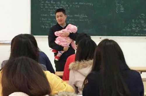 Giảng vi&ecirc;n Nguyễn Văn Kết (Cao đẳng C&ocirc;ng nghệ v&agrave; Thương mại H&agrave; Nội) bế con cho sinh vi&ecirc;n l&agrave;m b&agrave;i thi. Ảnh: NVCC.