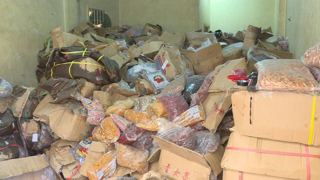 Số lượng mứt Tết bị lực lượng chức năng thu giữ vì toàn là hàng Trung Quốc. Ảnh: Dân trí